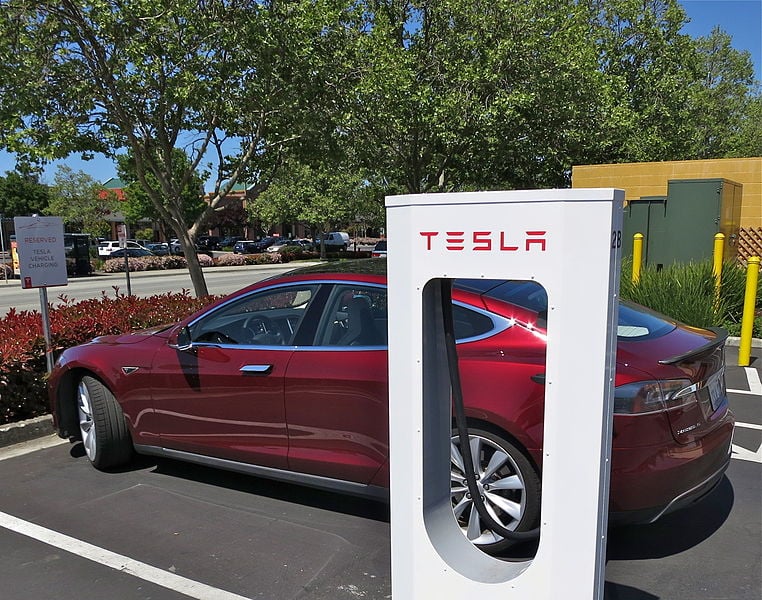 762px-Tesla_Supercharging_in_Gilroy