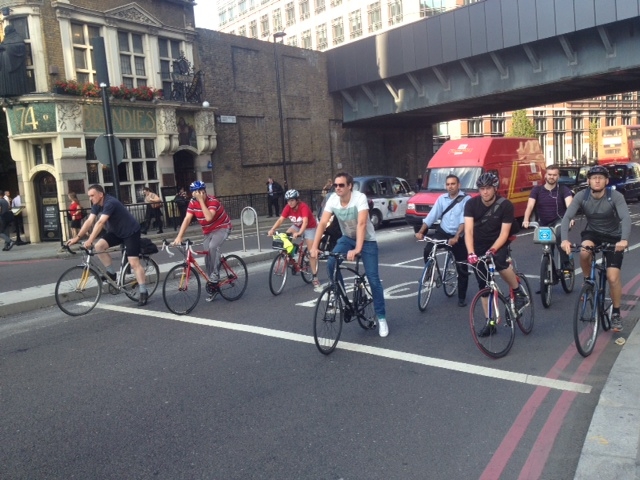 Rush_hour_cyclists_in_the_City_of_London,_August_2013