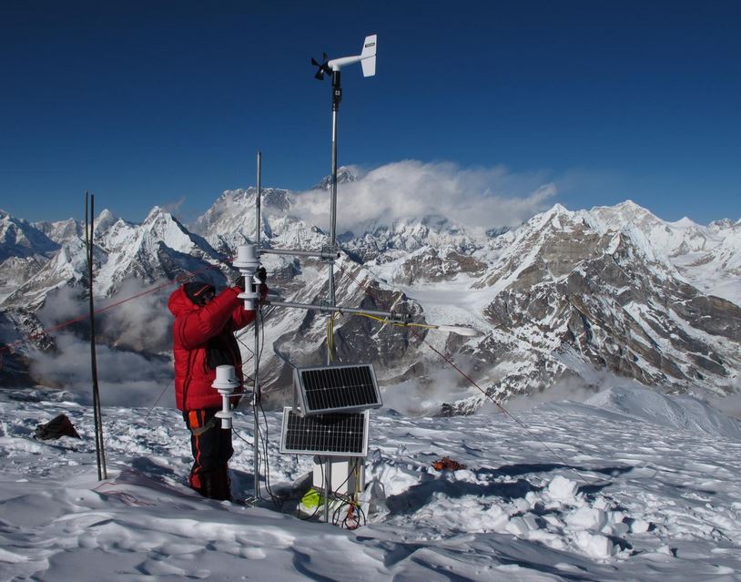 Taking Everest measurements