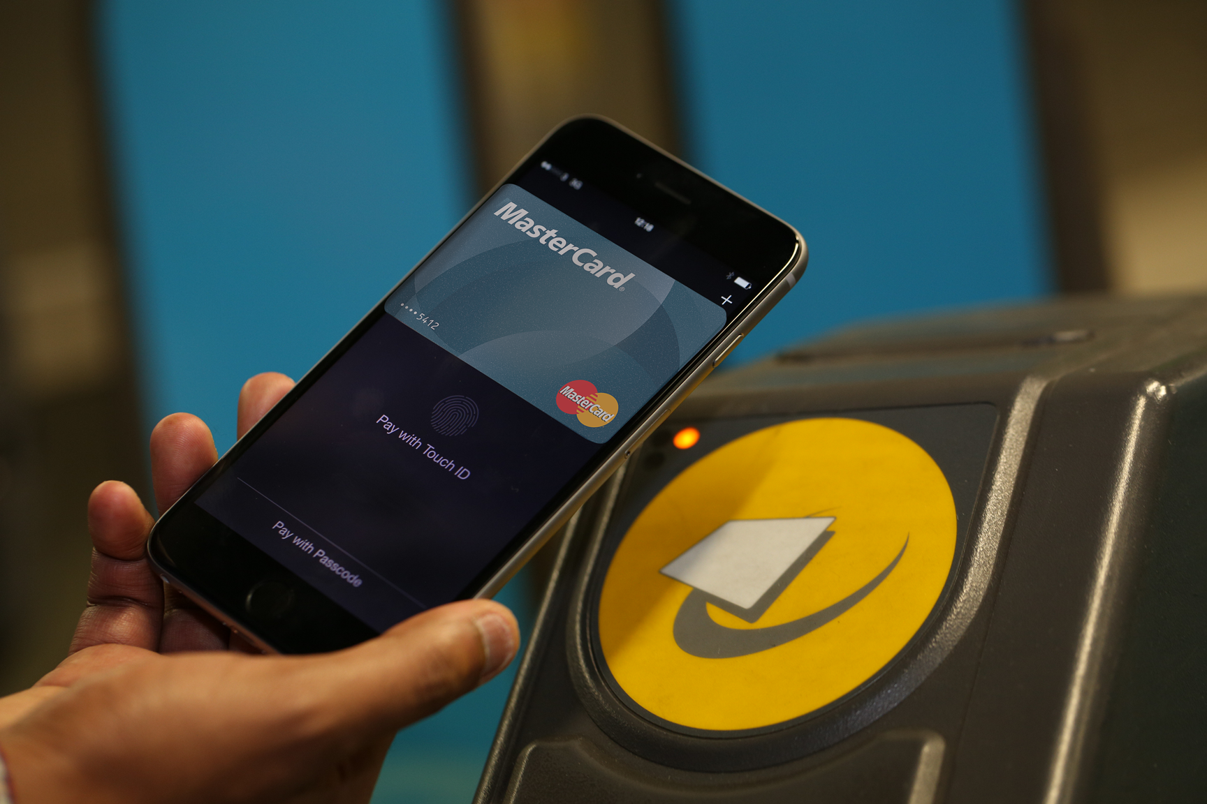 N f l. Apple pay NFC. NFC В метро. Apple pay в метро. Оплата смартфоном в метро.