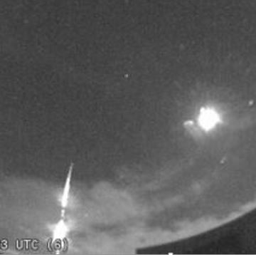 Bright meteor at high speed hits Earth