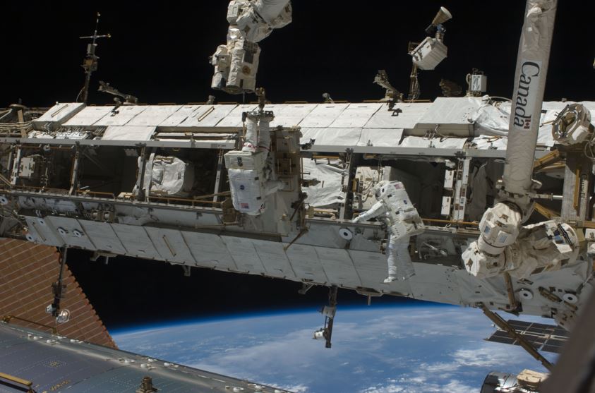 Tim Peake to assist in spacewalk Monday