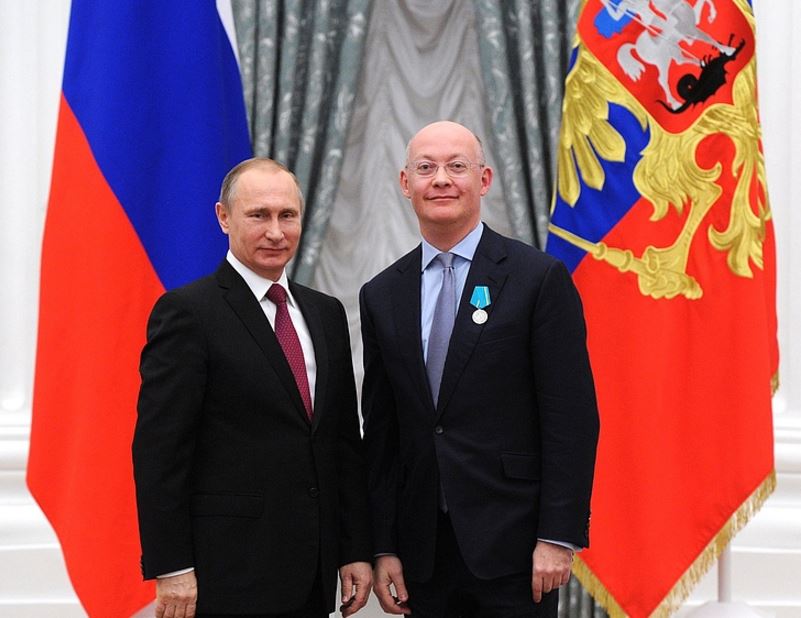 Vladimir Putin and Ian Blatchford receiving Pushkin Medal of Honour