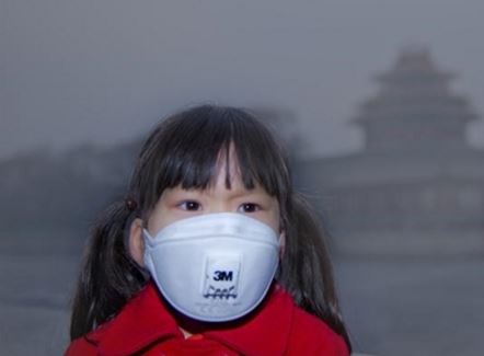 Young children Beijing red smog alert