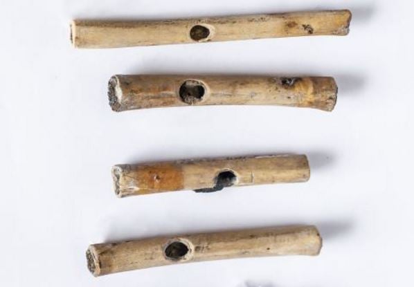 Eight offerings of flutes