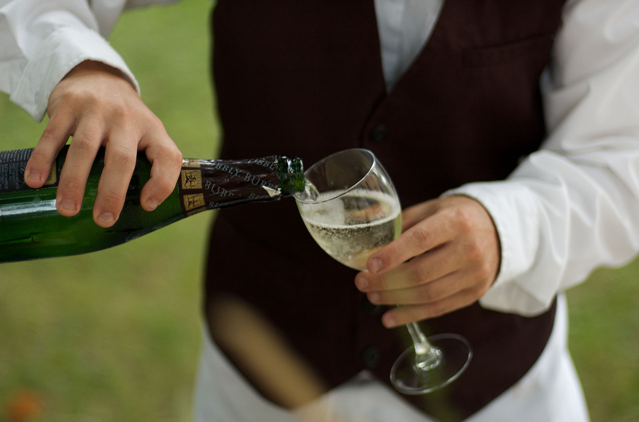 1280px-Waiter_pouring_Zardetto_sparkling_Prosecco