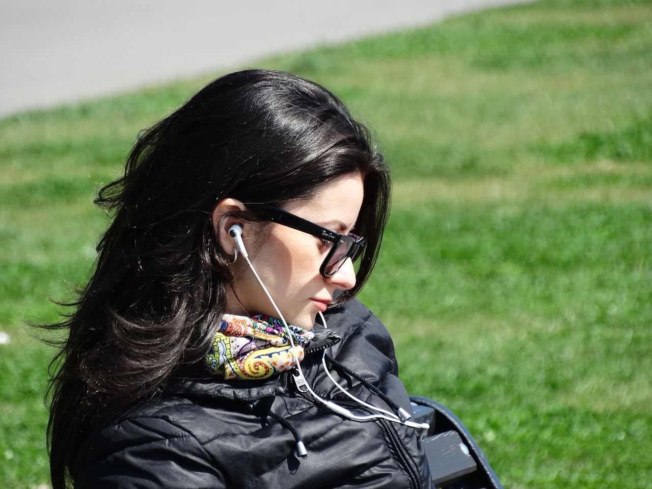 music streaming - woman with headphones pixabay-693107