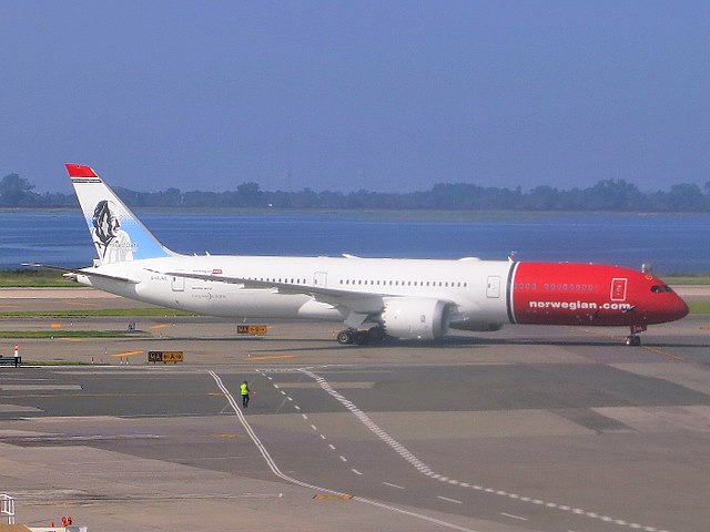 640px-Norwegian_Air_UK_Boeing_787-9_Dreamliner_G-CJUL_(Roald_Dahl)_taxiing_at_John_F_Kennedy_International_Airport