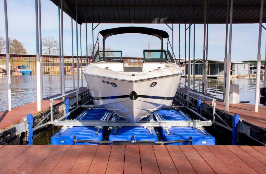 Choosing a boat lift image 948308938