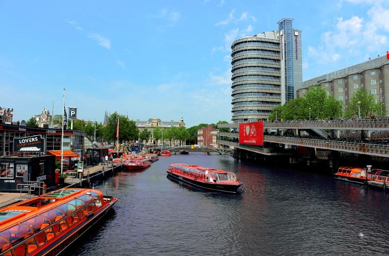 Amsterdam canal cruise image 4nn3333