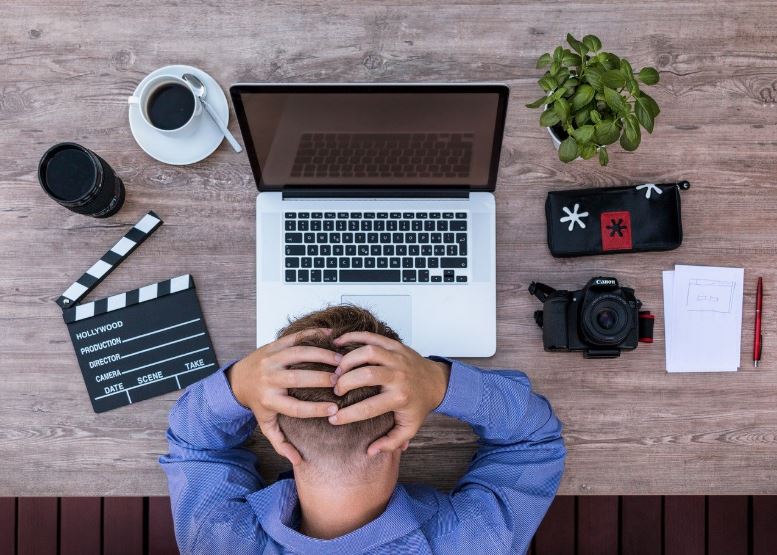 Man at desk image nn4444000p