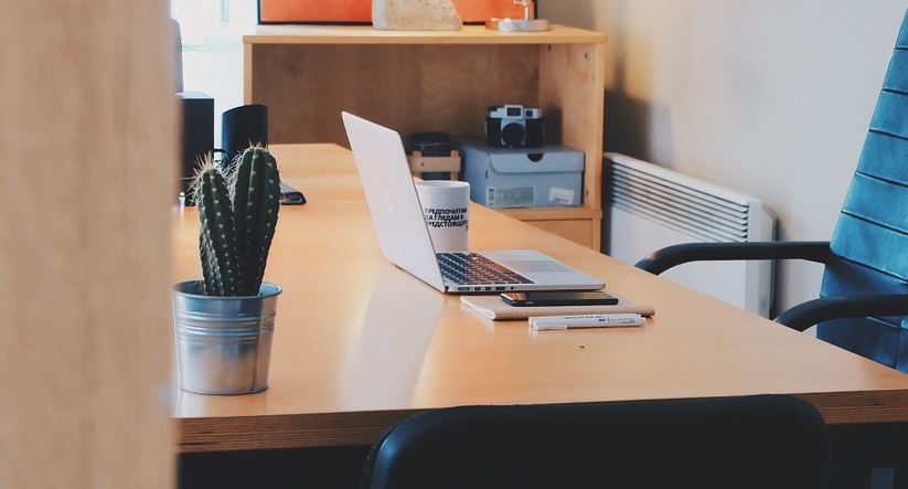 A clear desk helps you work better - get more organized image