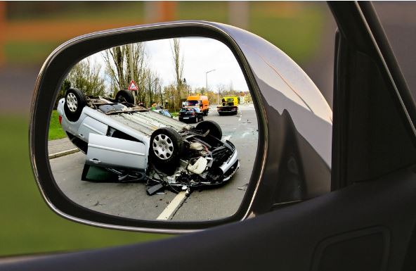 Accident seen from a car side mirror - what to do when involved in an accident article