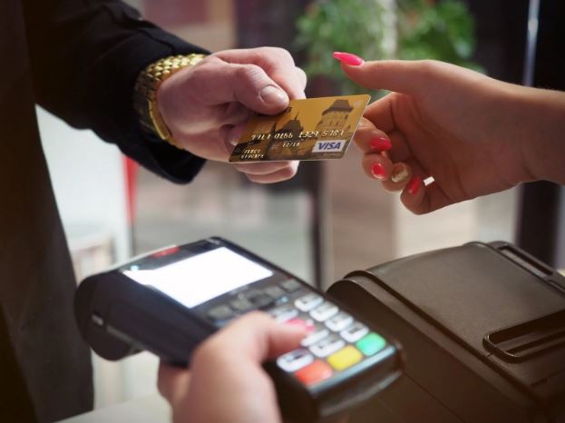 Customer paying with a credit card - image for article 2