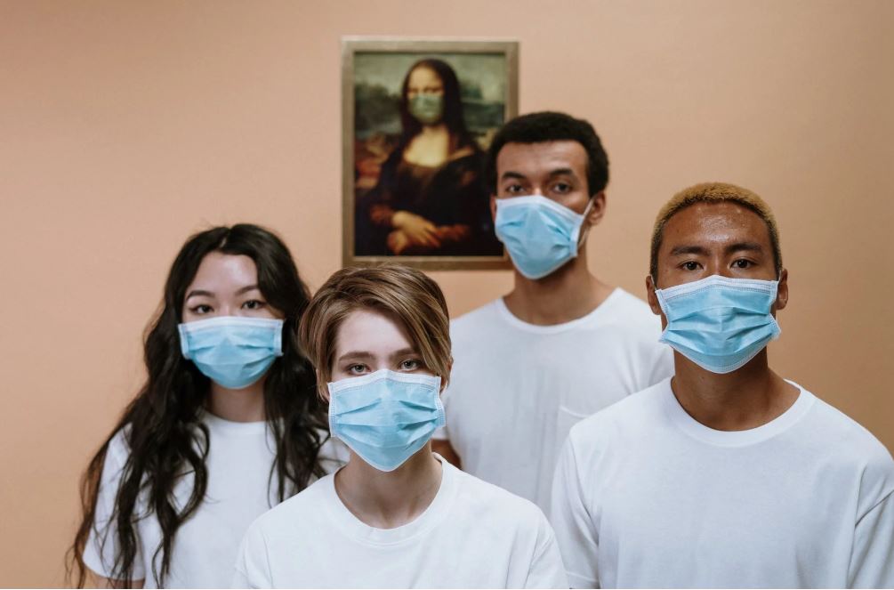 Healthcare workers and the Mona Lisa wearing face masks - COVID-19 article 3333