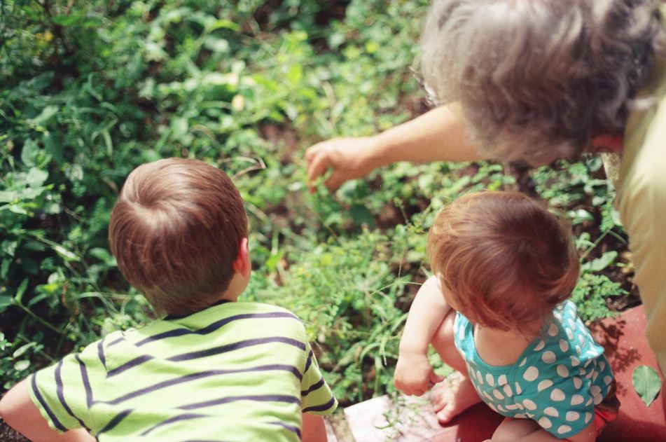 Mother and two young kids - image 32