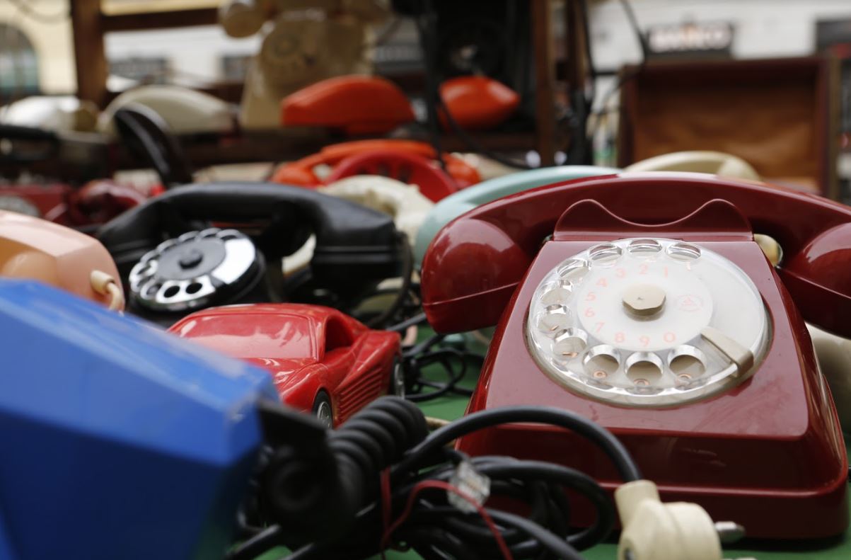 Auto dialers - image for article - a load of old phones