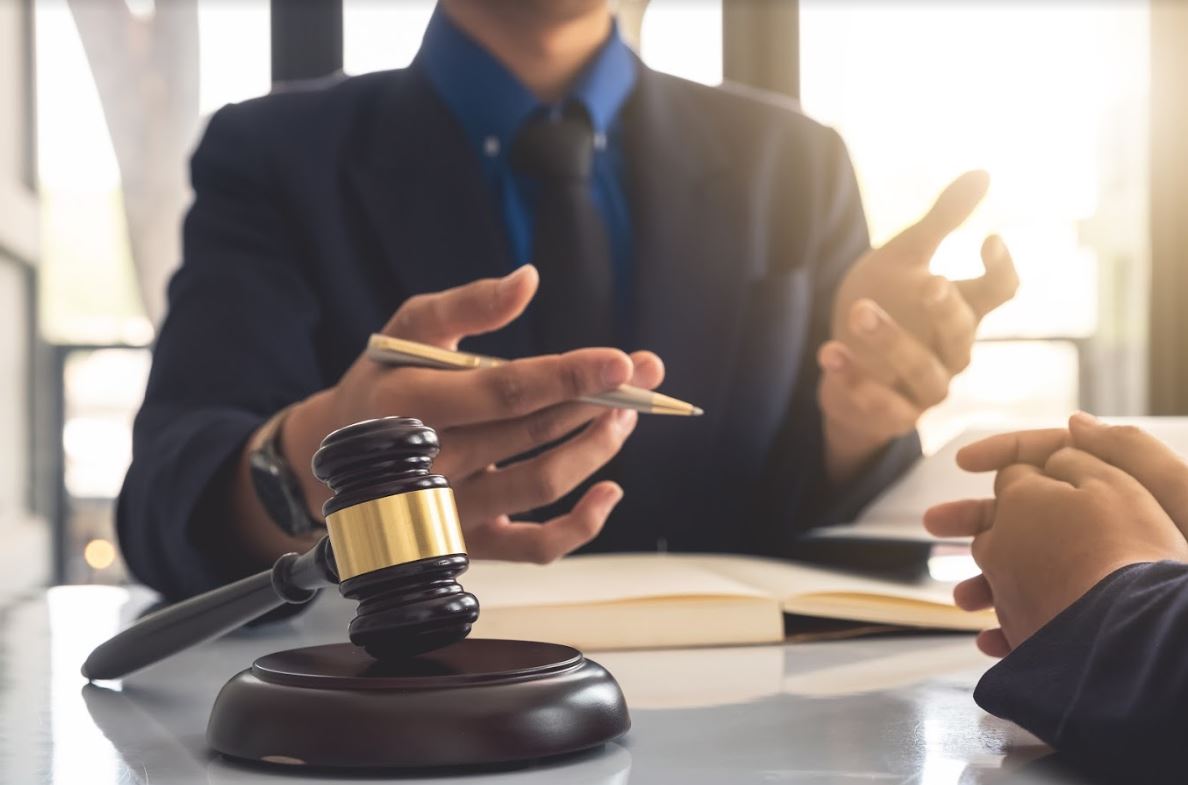 4-reasons-why-you-should-hire-a-lawyer-for-your-business