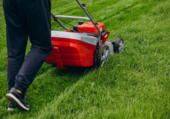 Man mowing lawn -40300303