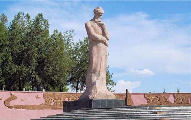 Ulugh Beg statue