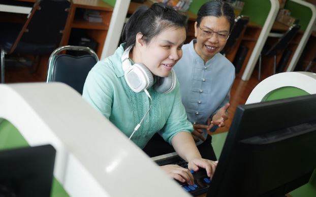 Blind woman online with a computer.