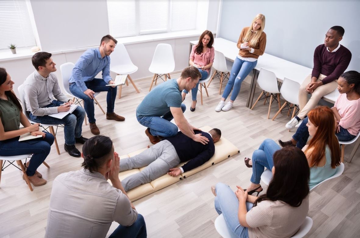 Business benefits of first aid training - 39839383