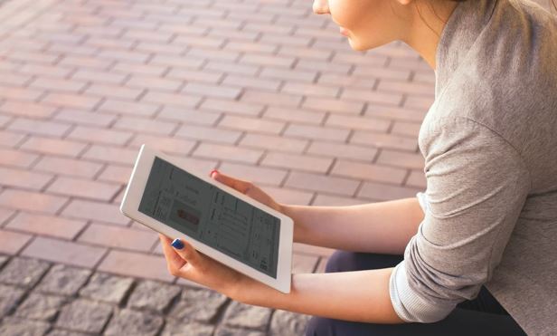 Woman using tablet computer - 3993