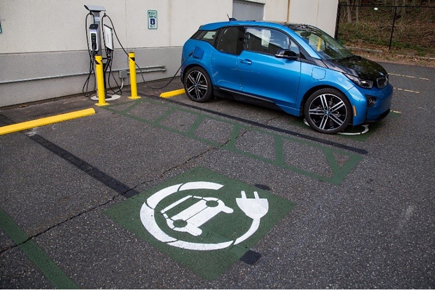 The Economic Benefits of Driving an EV: A Comprehensive Analysis - Market  Business News
