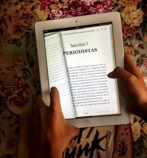 Reading the introductory page of an Ebook on a reading tablet