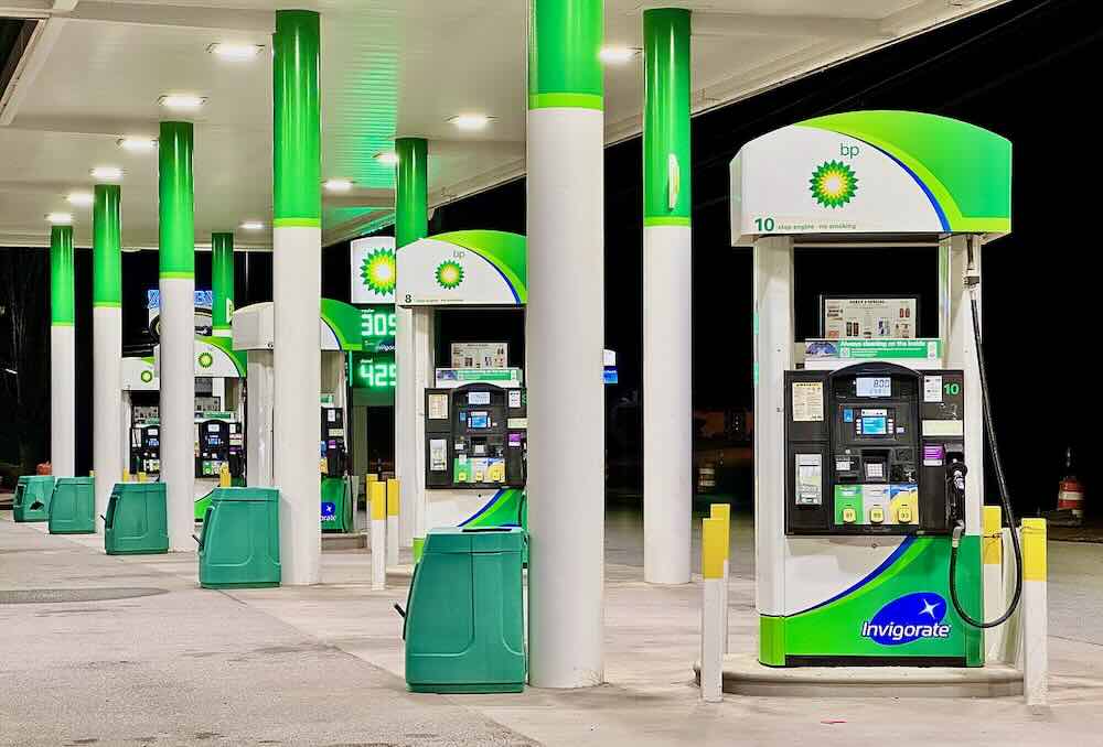 A_modern_BP_gas_station_or_filling_station_in_the_United_States_05