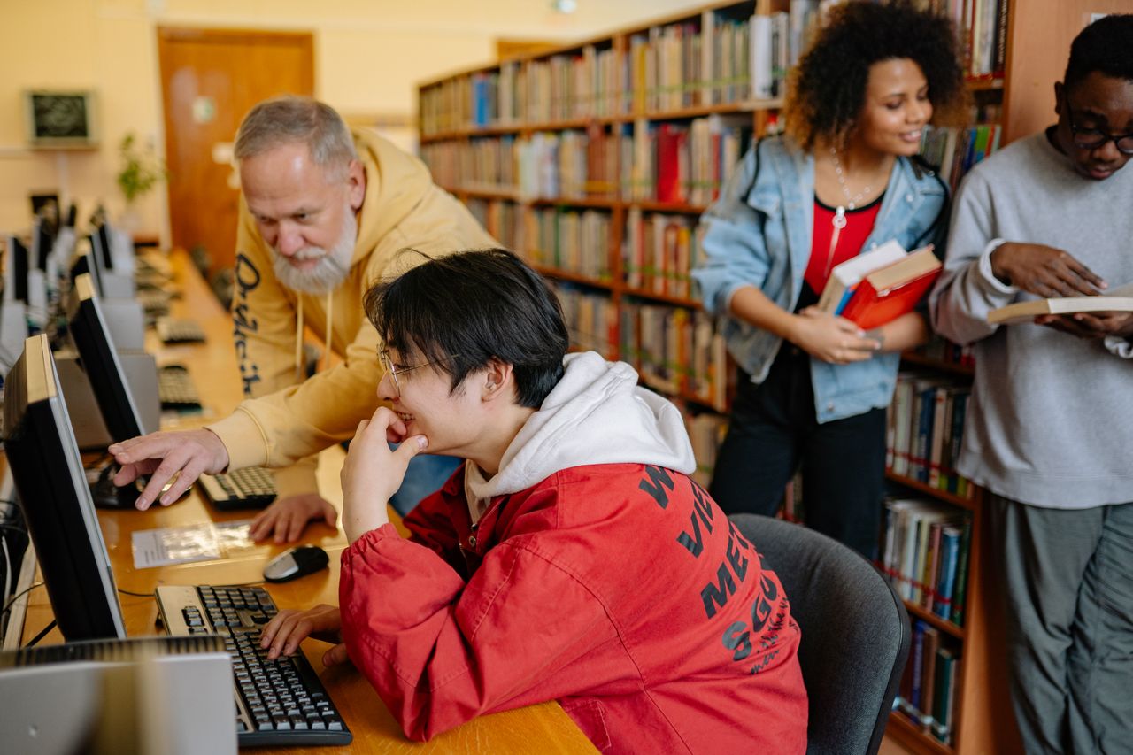 student-on-computer-in-library