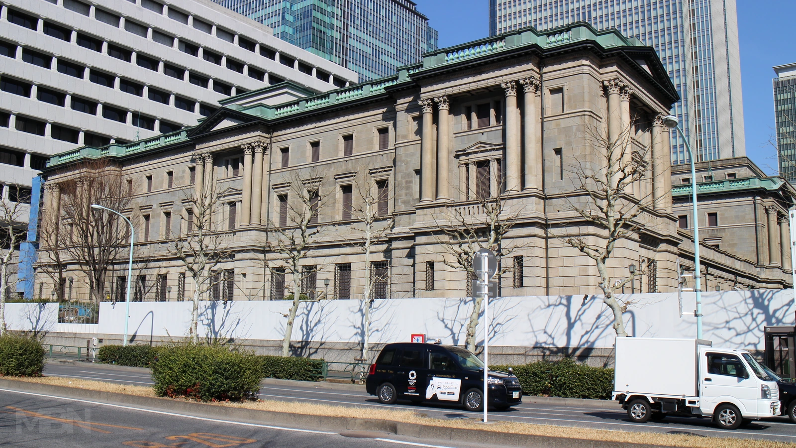 The Bank of Japan’s stone head-office building in Tokyo, photographed in 2019. Photo: Suicasmo / Wikimedia Commons, CC BY-SA 4.0. Cropped and color-adjusted by MBN; adapted cover CC BY-SA 4.0. Source: https://commons.wikimedia.org/wiki/File:Bank_of_Japan_20190223.jpg. License: https://creativecommons.org/licenses/by-sa/4.0/.