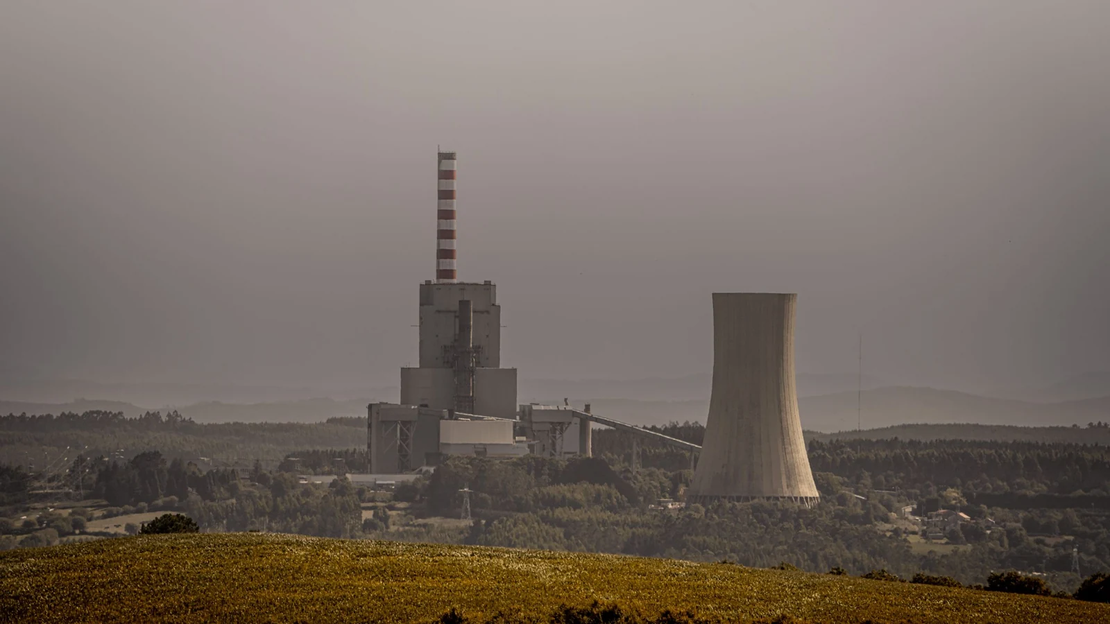 A coal-fired power station beneath an overcast sky, a representative stock photograph by Tanhauser Vázquez R./Pexels.