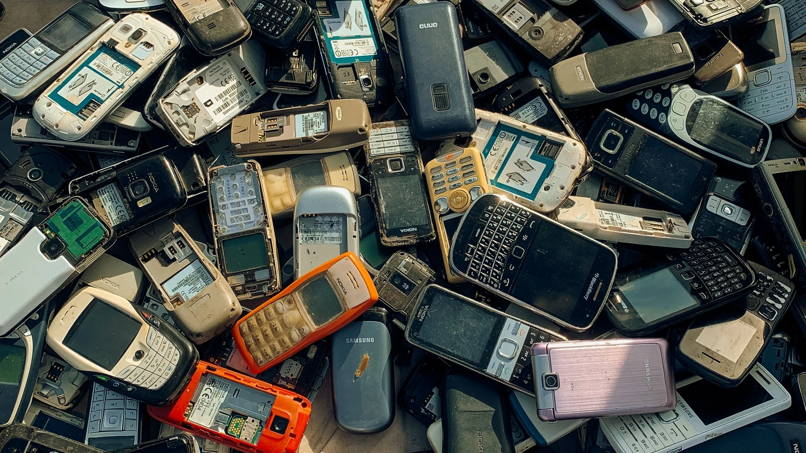 Old mobile phones stacked in a pile, a representative photograph of discarded electronics by Leo Arslan, used under the Pexels License.