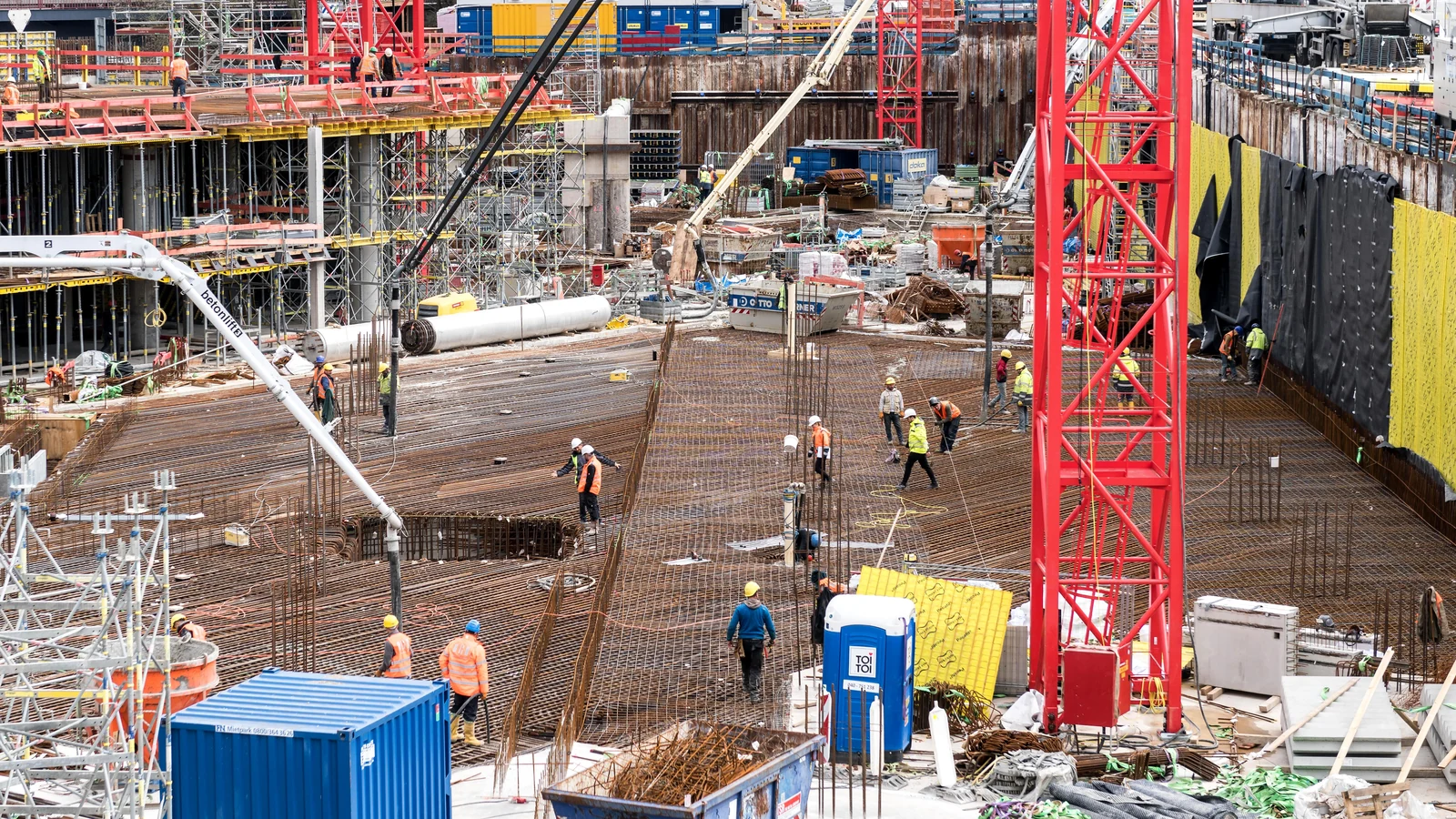 Construction workers at a building site in Hamburg, photographed by Wolfgang Weiser for Pexels.