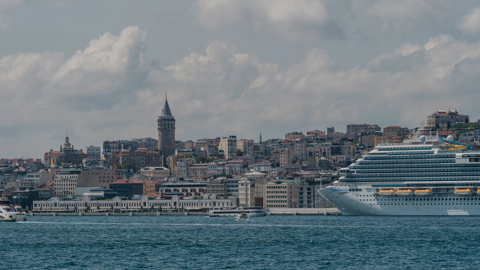 Istanbul's waterfront with Galata Tower, buildings and a cruise ship, photographed by Engin Akyurt and used under the Pexels License.